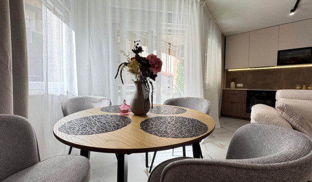 Odsprzedaż - Mieszkanie w bloku - Torrevieja