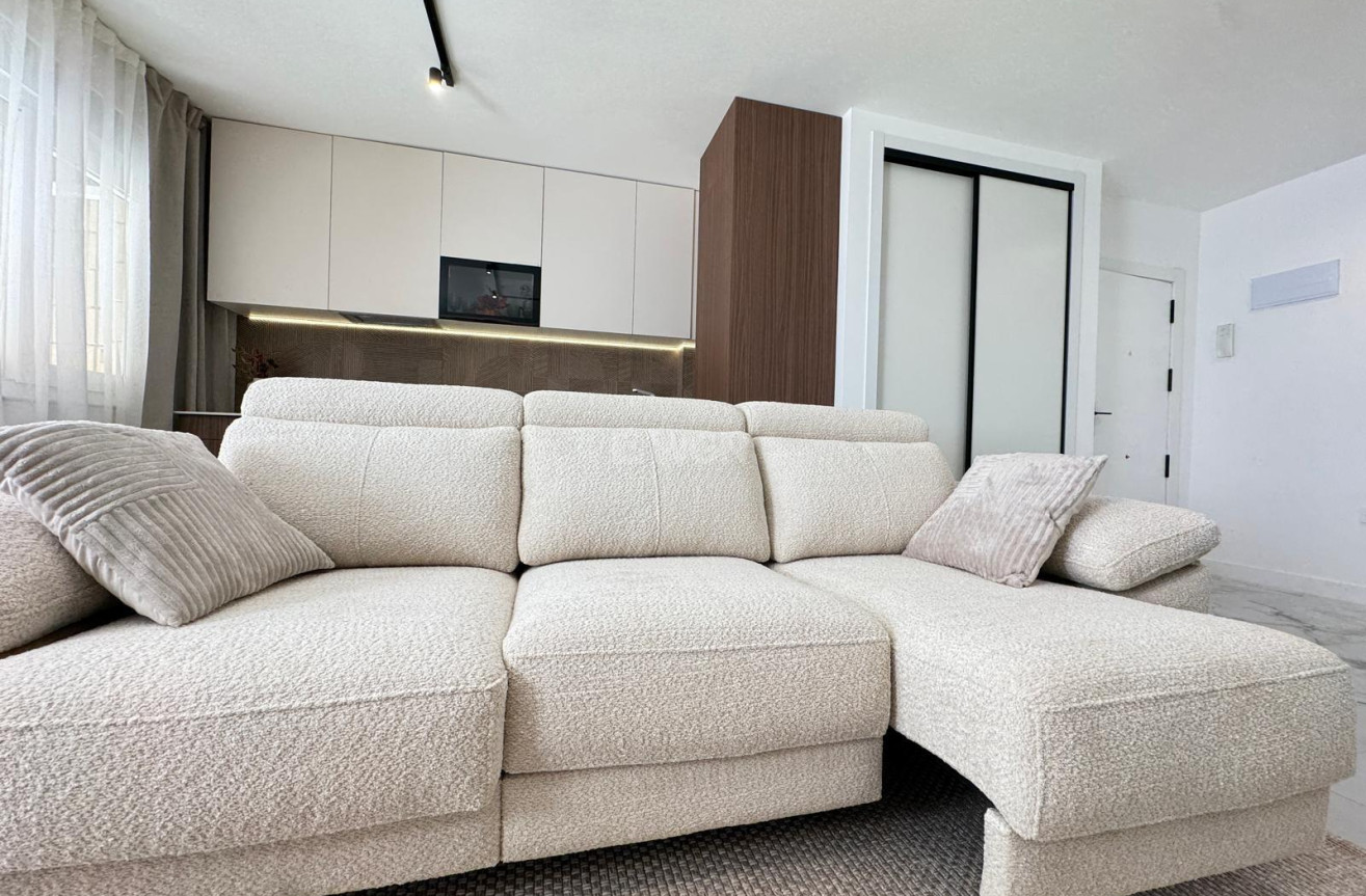 Odsprzedaż - Mieszkanie w bloku - Torrevieja