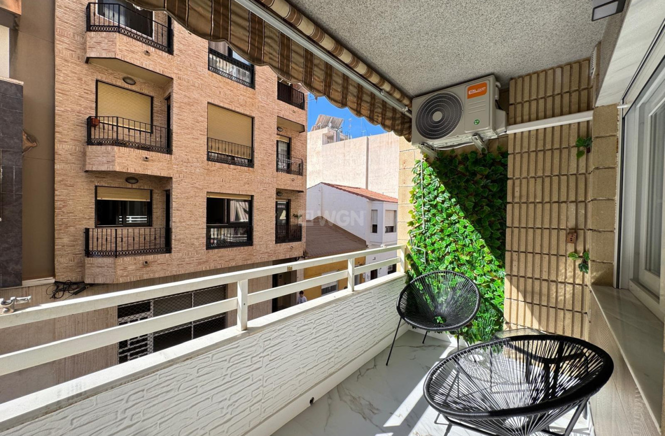 Odsprzedaż - Mieszkanie w bloku - Torrevieja