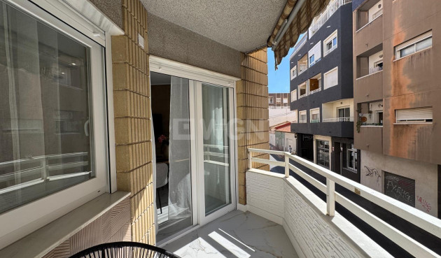 Odsprzedaż - Mieszkanie w bloku - Torrevieja