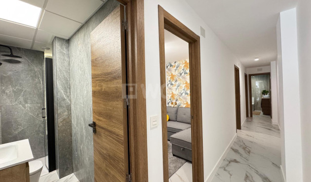 Odsprzedaż - Mieszkanie w bloku - Torrevieja