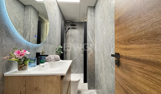 Odsprzedaż - Mieszkanie w bloku - Torrevieja