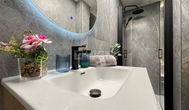 Odsprzedaż - Mieszkanie w bloku - Torrevieja