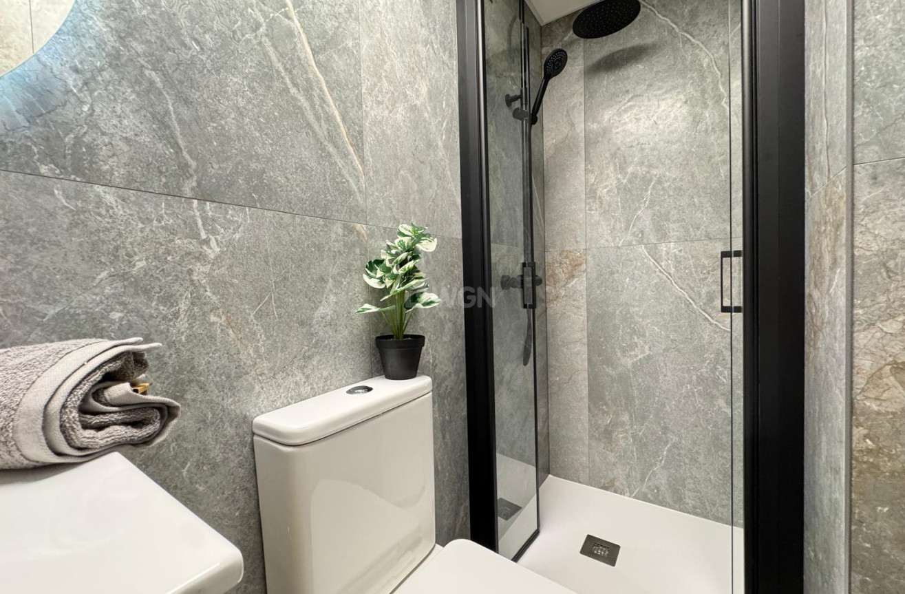 Odsprzedaż - Mieszkanie w bloku - Torrevieja