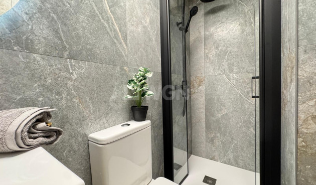 Odsprzedaż - Mieszkanie w bloku - Torrevieja