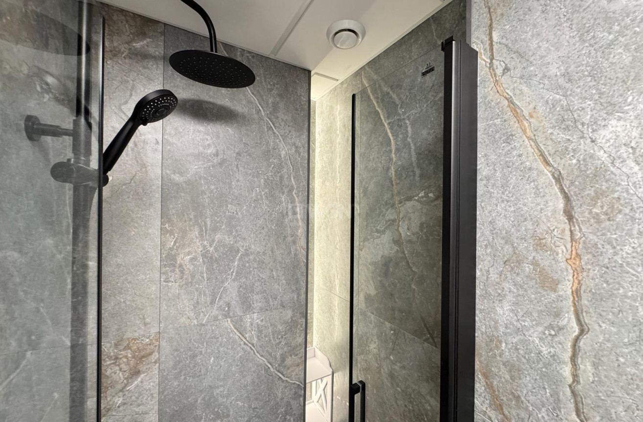 Odsprzedaż - Mieszkanie w bloku - Torrevieja