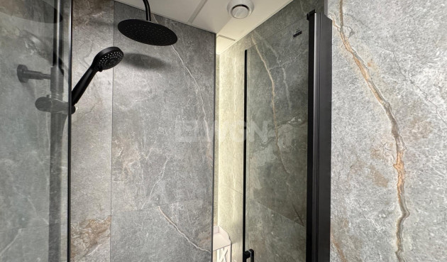 Odsprzedaż - Mieszkanie w bloku - Torrevieja