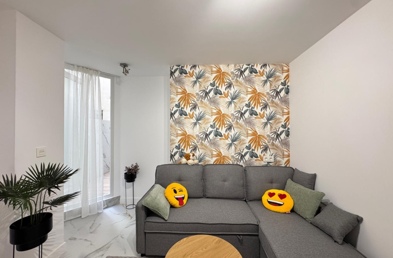 Odsprzedaż - Mieszkanie w bloku - Torrevieja