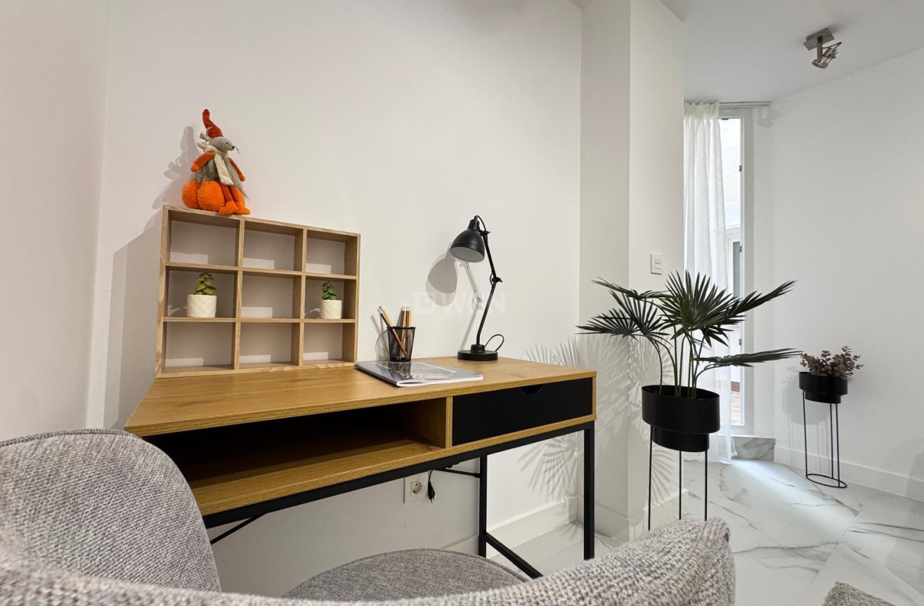 Odsprzedaż - Mieszkanie w bloku - Torrevieja