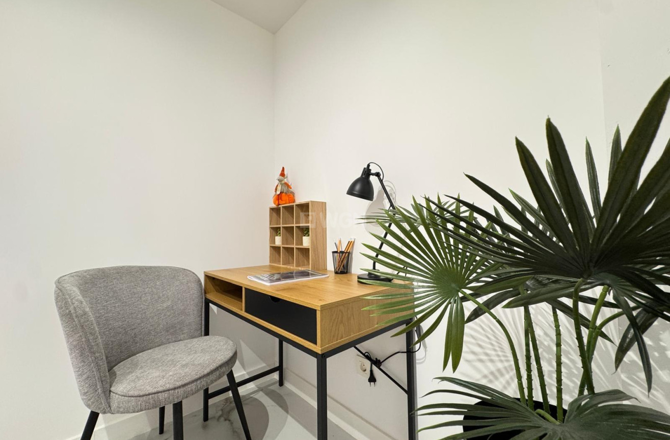 Odsprzedaż - Mieszkanie w bloku - Torrevieja