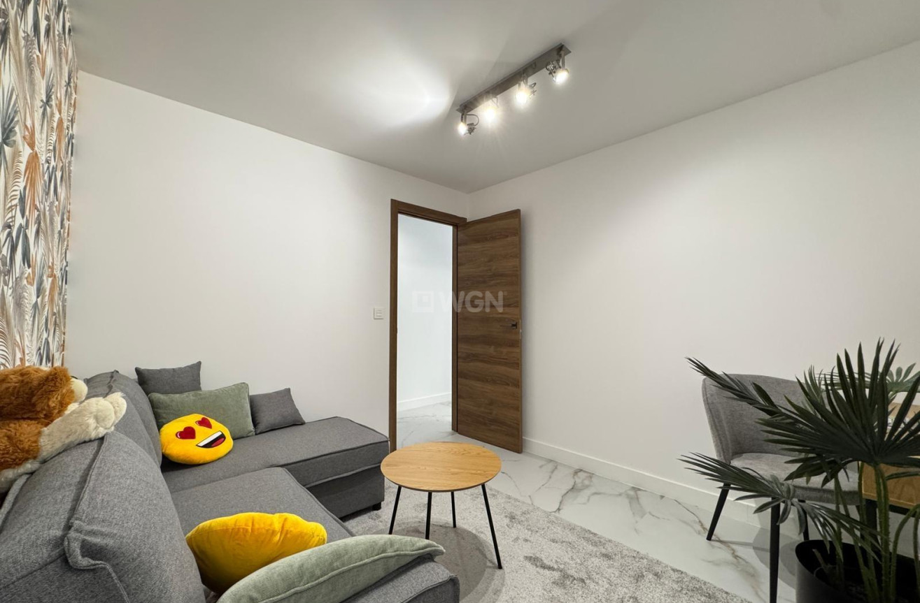 Odsprzedaż - Mieszkanie w bloku - Torrevieja