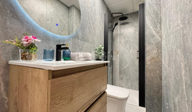 Odsprzedaż - Mieszkanie w bloku - Torrevieja