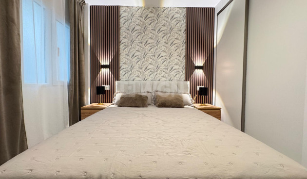 Odsprzedaż - Mieszkanie w bloku - Torrevieja