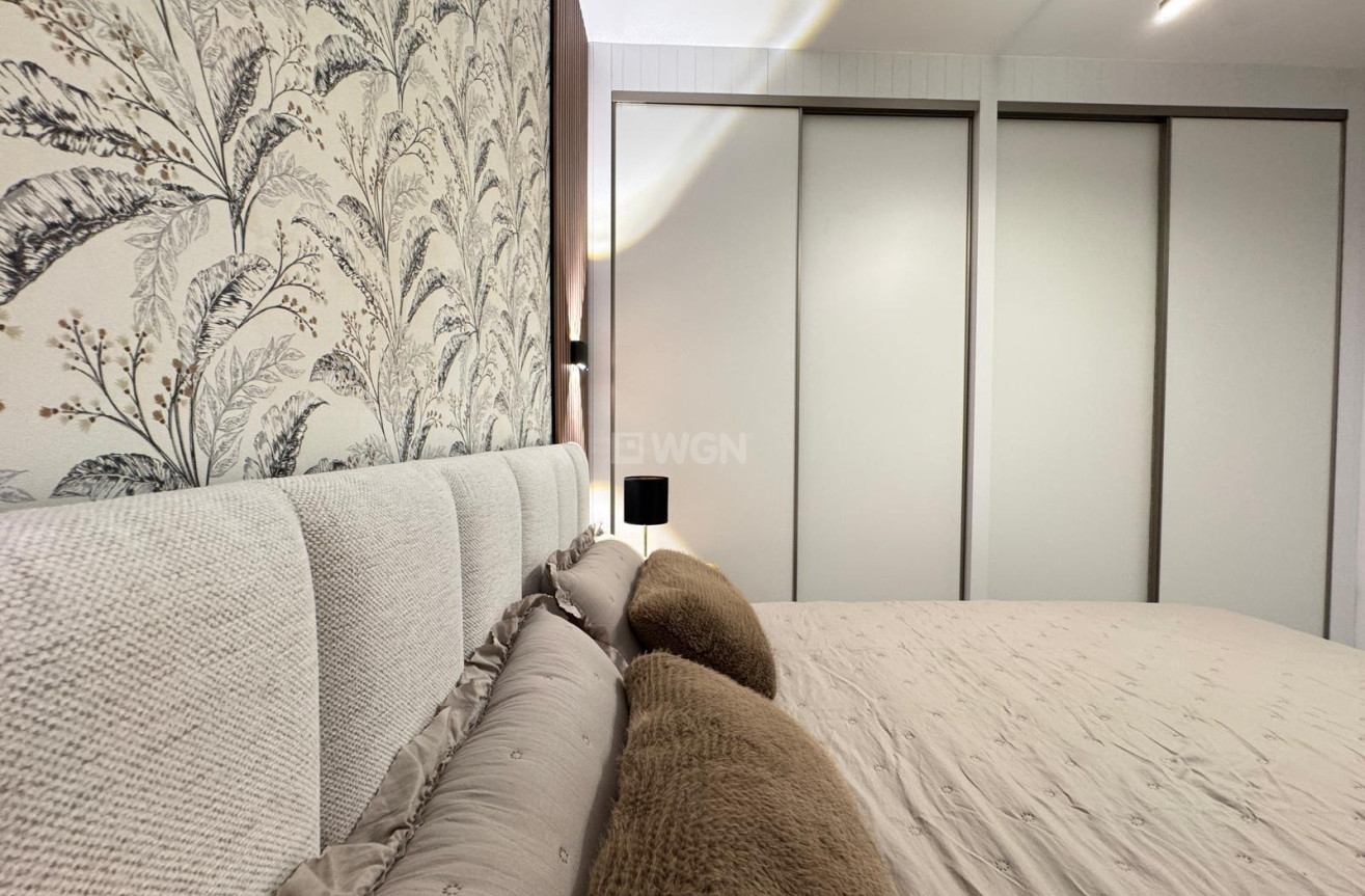 Odsprzedaż - Mieszkanie w bloku - Torrevieja