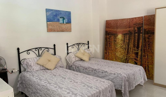 Odsprzedaż - Mieszkanie w bloku - Torrevieja - Playa de los Locos