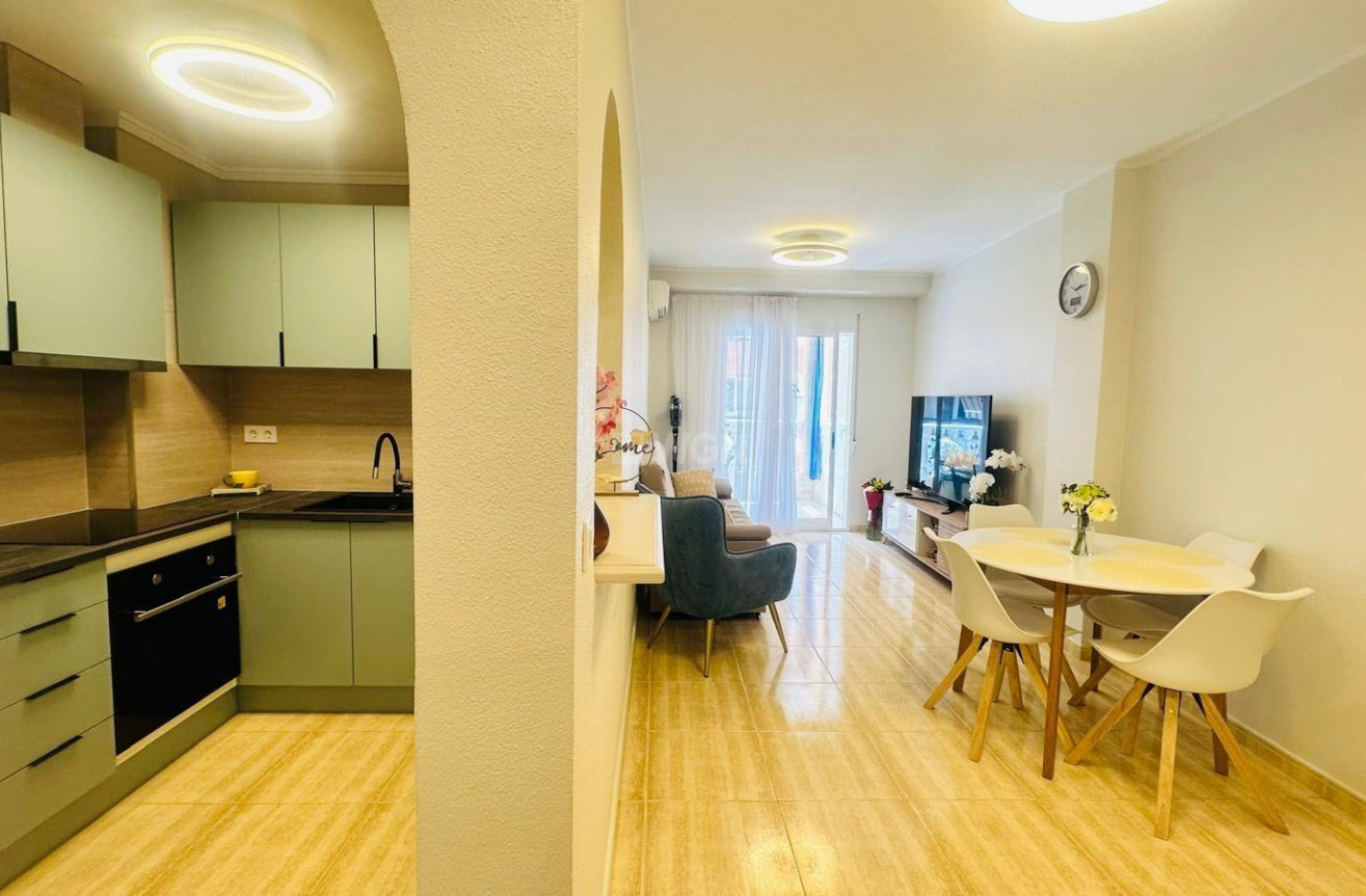 Odsprzedaż - Mieszkanie w bloku - Torrevieja - Playa del Cura