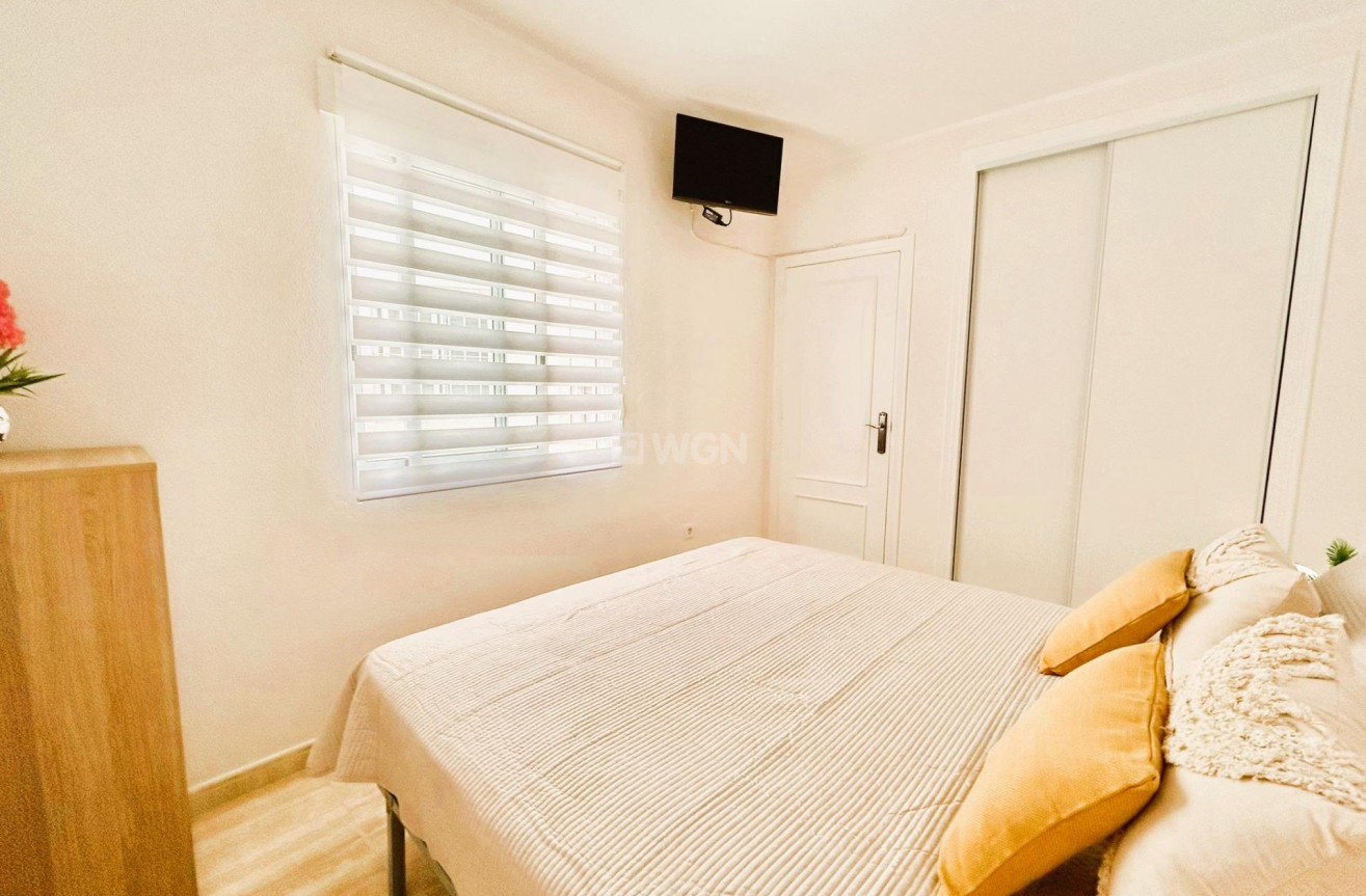 Odsprzedaż - Mieszkanie w bloku - Torrevieja - Playa del Cura