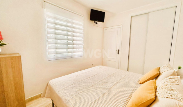 Odsprzedaż - Mieszkanie w bloku - Torrevieja - Playa del Cura