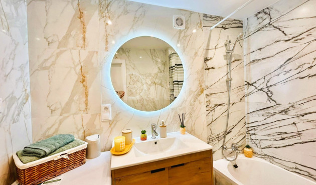 Odsprzedaż - Mieszkanie w bloku - Torrevieja - Playa del Cura