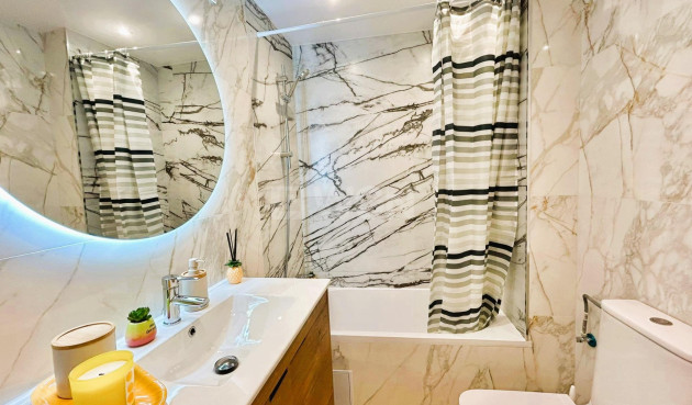 Odsprzedaż - Mieszkanie w bloku - Torrevieja - Playa del Cura