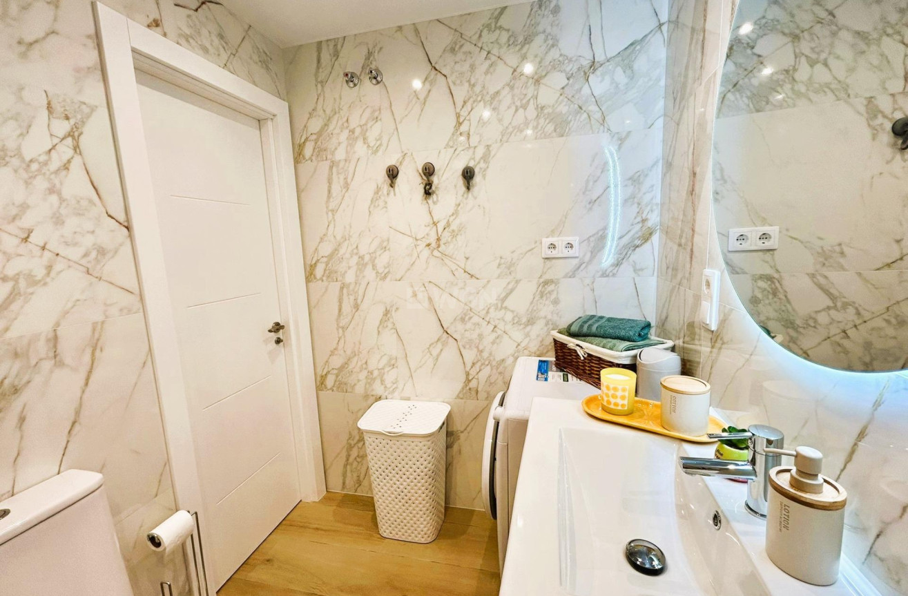 Odsprzedaż - Mieszkanie w bloku - Torrevieja - Playa del Cura