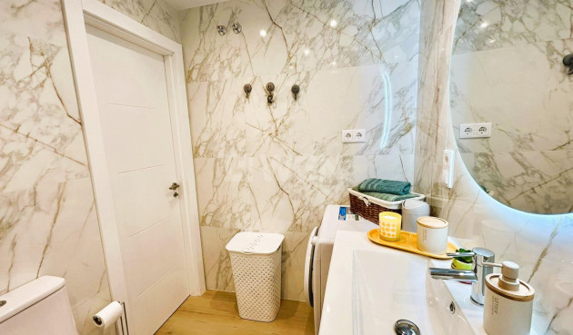 Odsprzedaż - Mieszkanie w bloku - Torrevieja - Playa del Cura