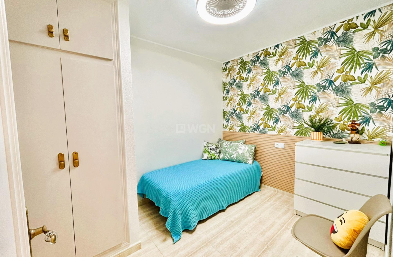 Odsprzedaż - Mieszkanie w bloku - Torrevieja - Playa del Cura