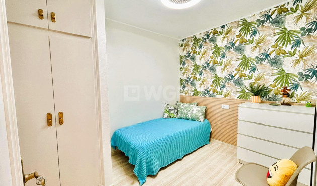 Odsprzedaż - Mieszkanie w bloku - Torrevieja - Playa del Cura