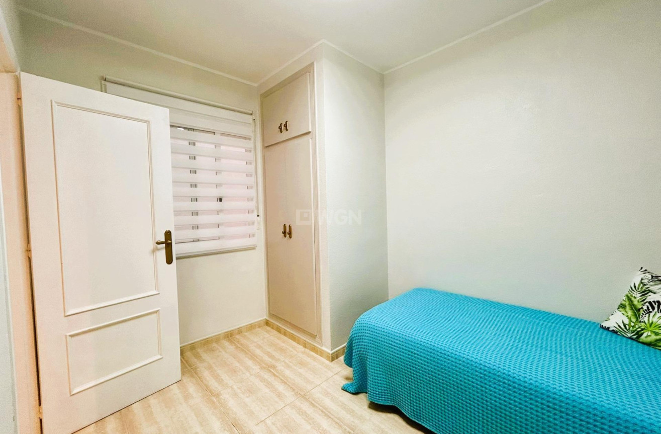 Odsprzedaż - Mieszkanie w bloku - Torrevieja - Playa del Cura