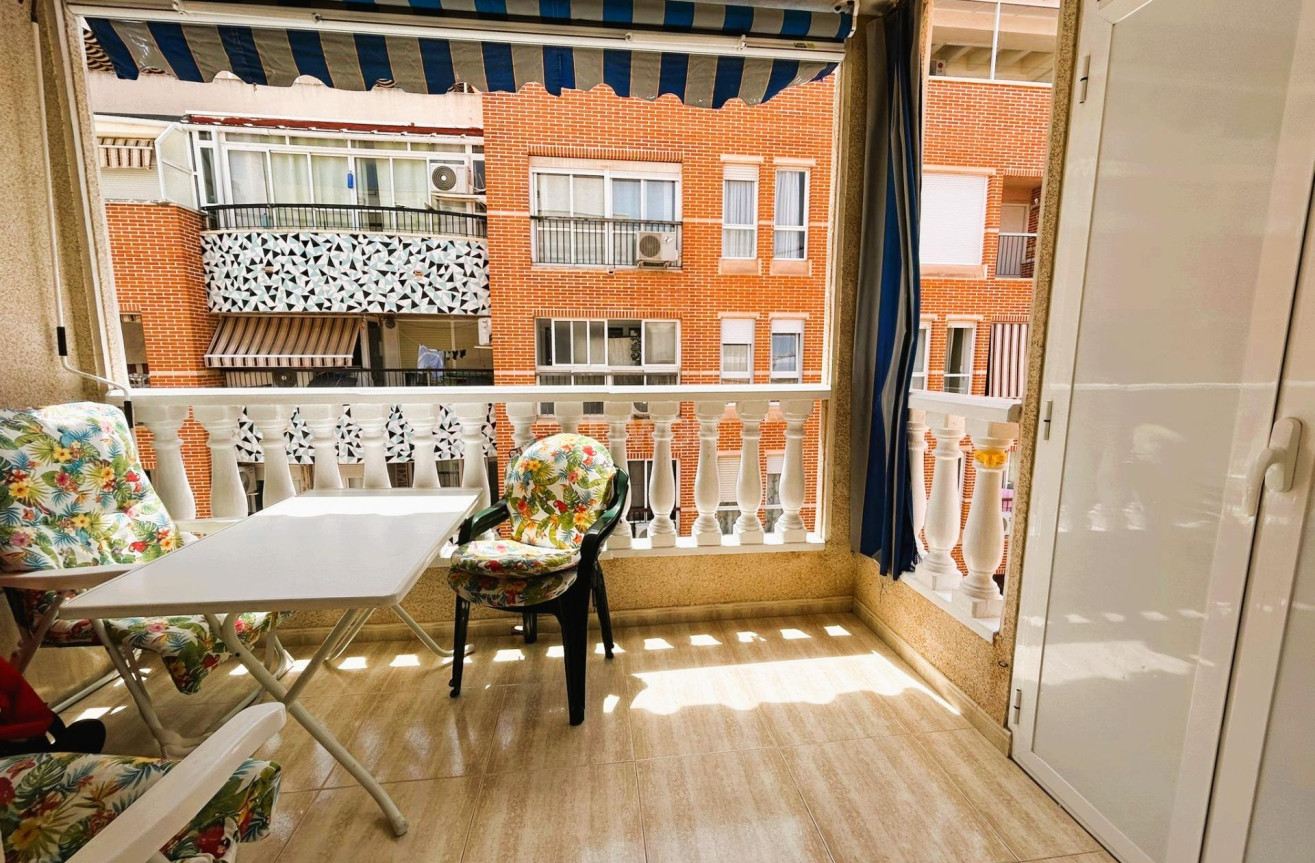 Odsprzedaż - Mieszkanie w bloku - Torrevieja - Playa del Cura