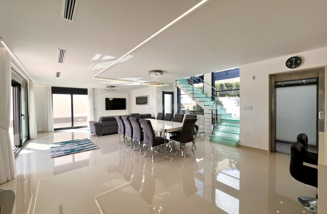 Odsprzedaż - Villa - San Miguel de Salinas - Inland