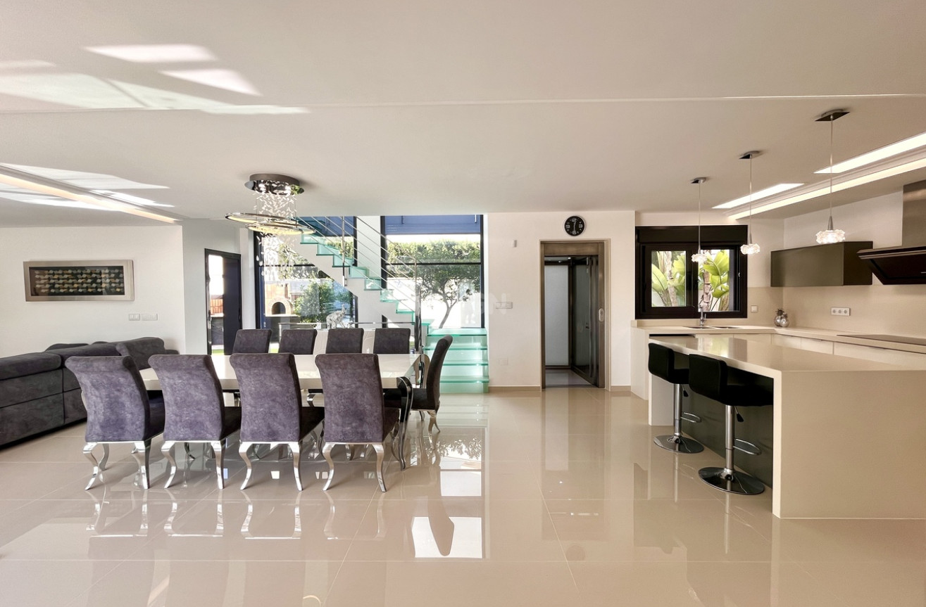 Odsprzedaż - Villa - San Miguel de Salinas - Inland