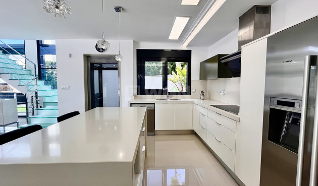 Odsprzedaż - Villa - San Miguel de Salinas - Inland