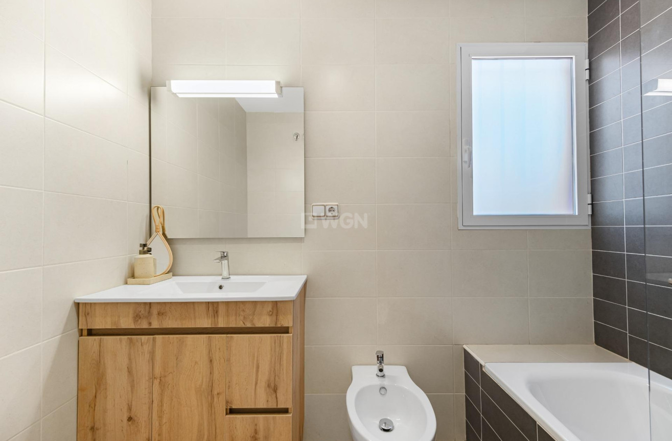 Odsprzedaż - Mieszkanie w bloku - Orihuela Costa - La Regia