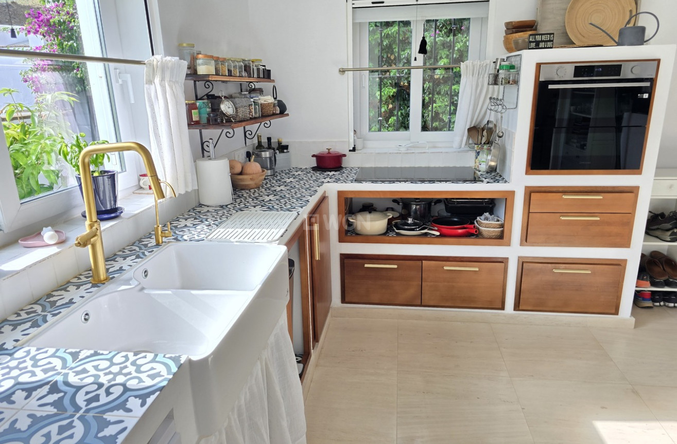 Odsprzedaż - Villa - Los Romanes - Inland