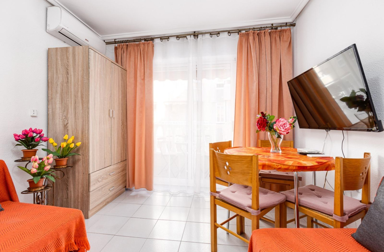 Odsprzedaż - Mieszkanie w bloku - Torrevieja - Las Piscinas Naturales