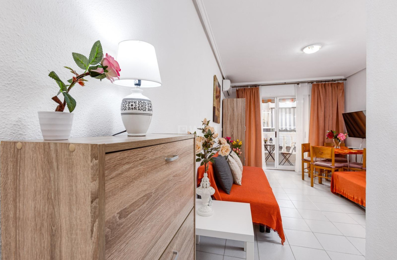 Odsprzedaż - Mieszkanie w bloku - Torrevieja - Las Piscinas Naturales