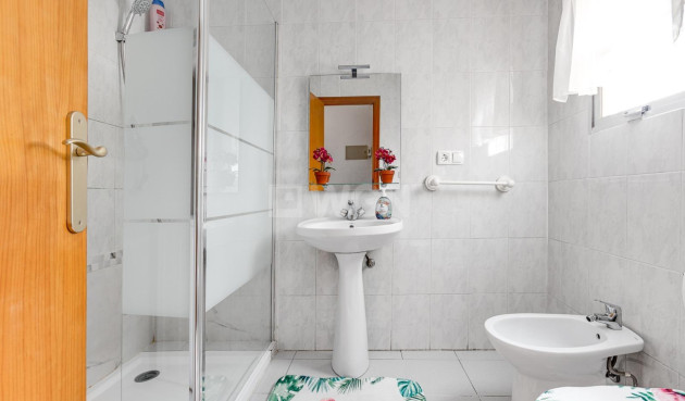 Odsprzedaż - Mieszkanie w bloku - Torrevieja - Las Piscinas Naturales