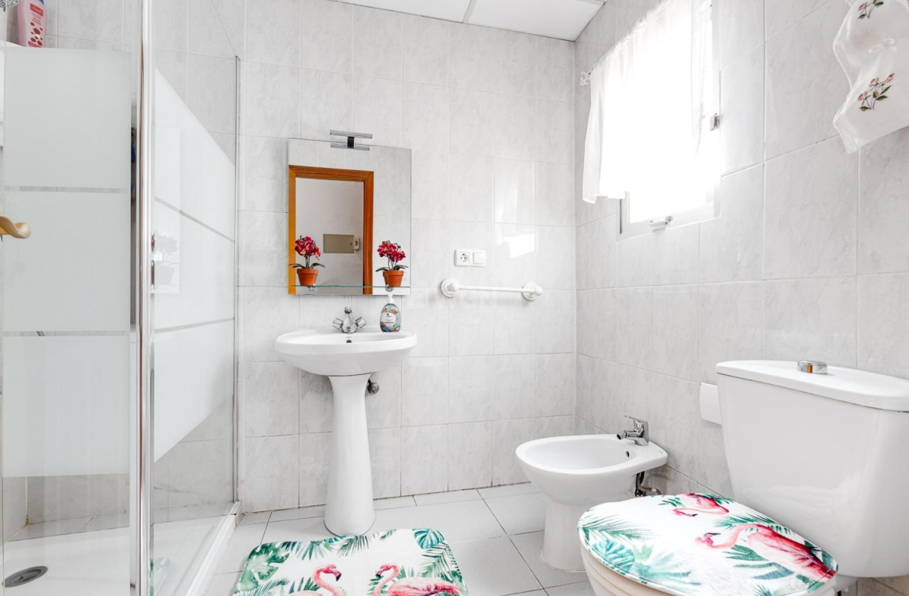 Odsprzedaż - Mieszkanie w bloku - Torrevieja - Las Piscinas Naturales