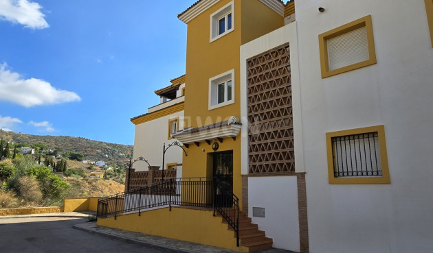 Odsprzedaż - Mieszkanie w bloku - Alcaucín - Inland