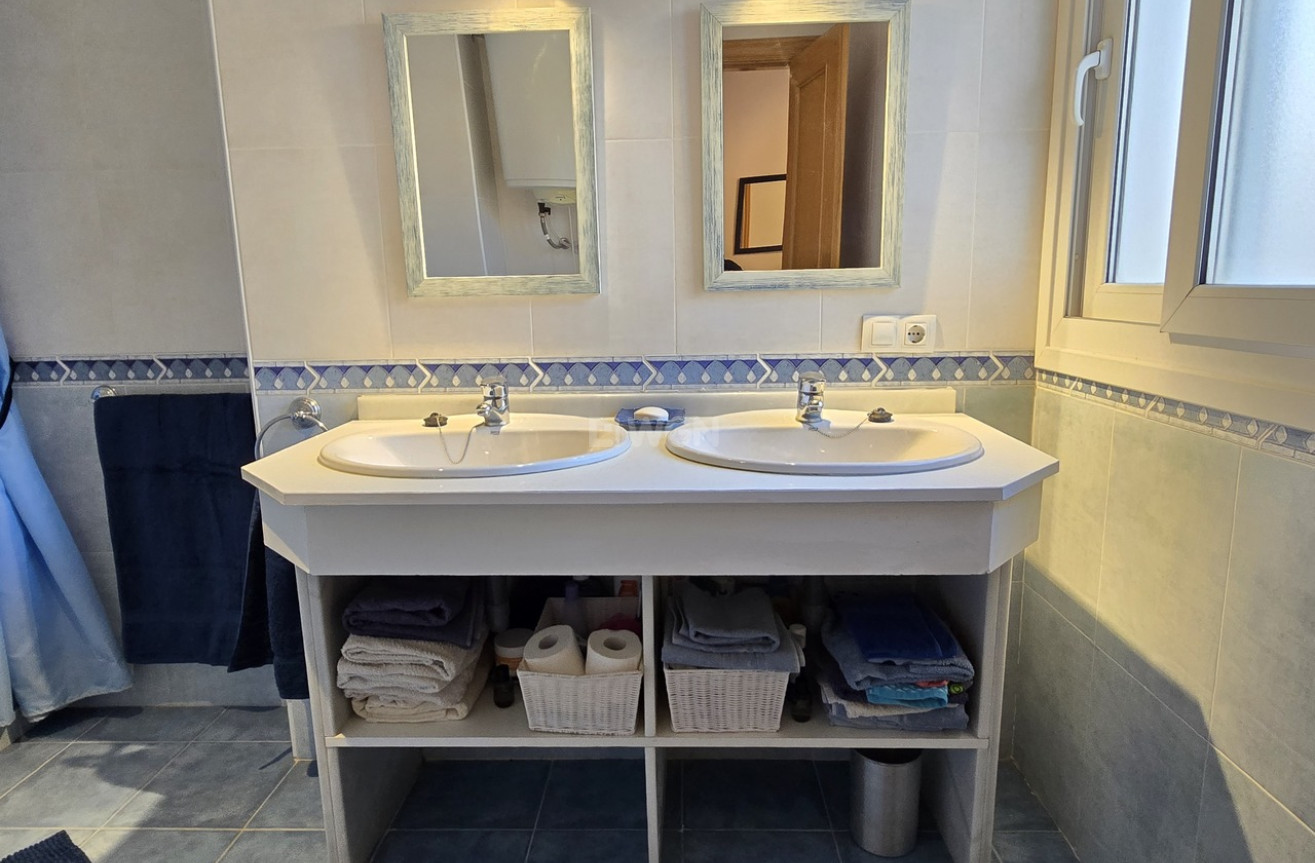 Odsprzedaż - Mieszkanie w bloku - Alcaucín - Inland