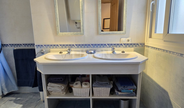 Odsprzedaż - Mieszkanie w bloku - Alcaucín - Inland