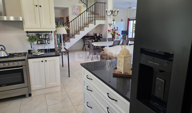 Odsprzedaż - Villa - Vinuela - Inland