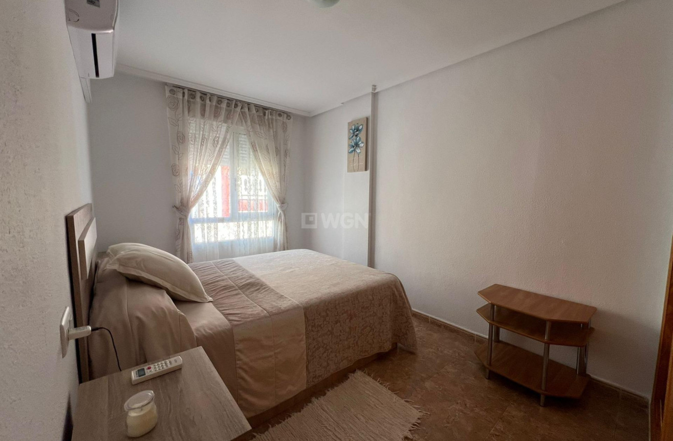 Odsprzedaż - Mieszkanie w bloku - Torrevieja - Playa de los Locos