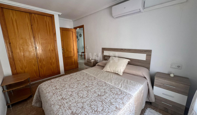 Odsprzedaż - Mieszkanie w bloku - Torrevieja - Playa de los Locos