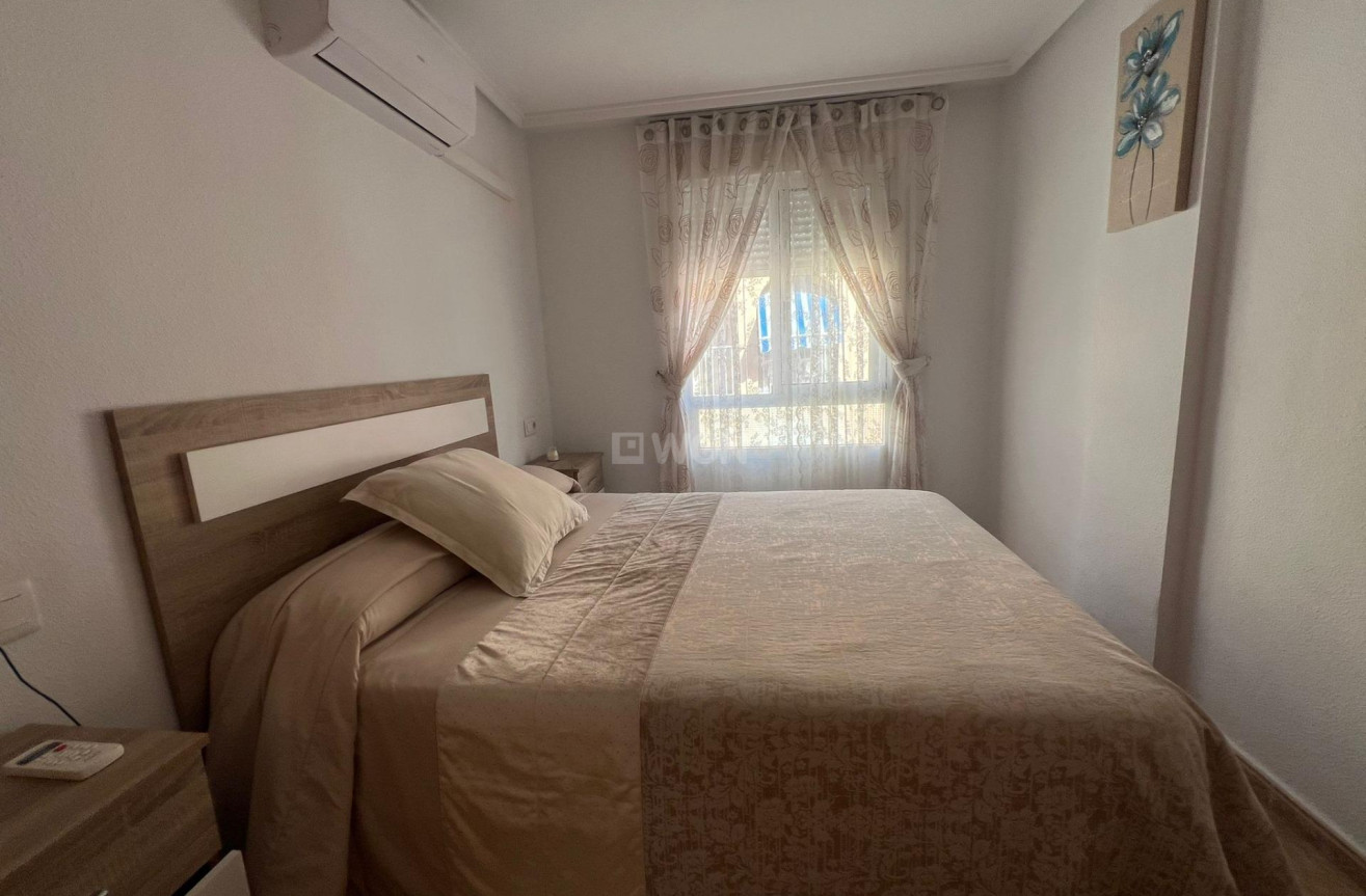 Odsprzedaż - Mieszkanie w bloku - Torrevieja - Playa de los Locos