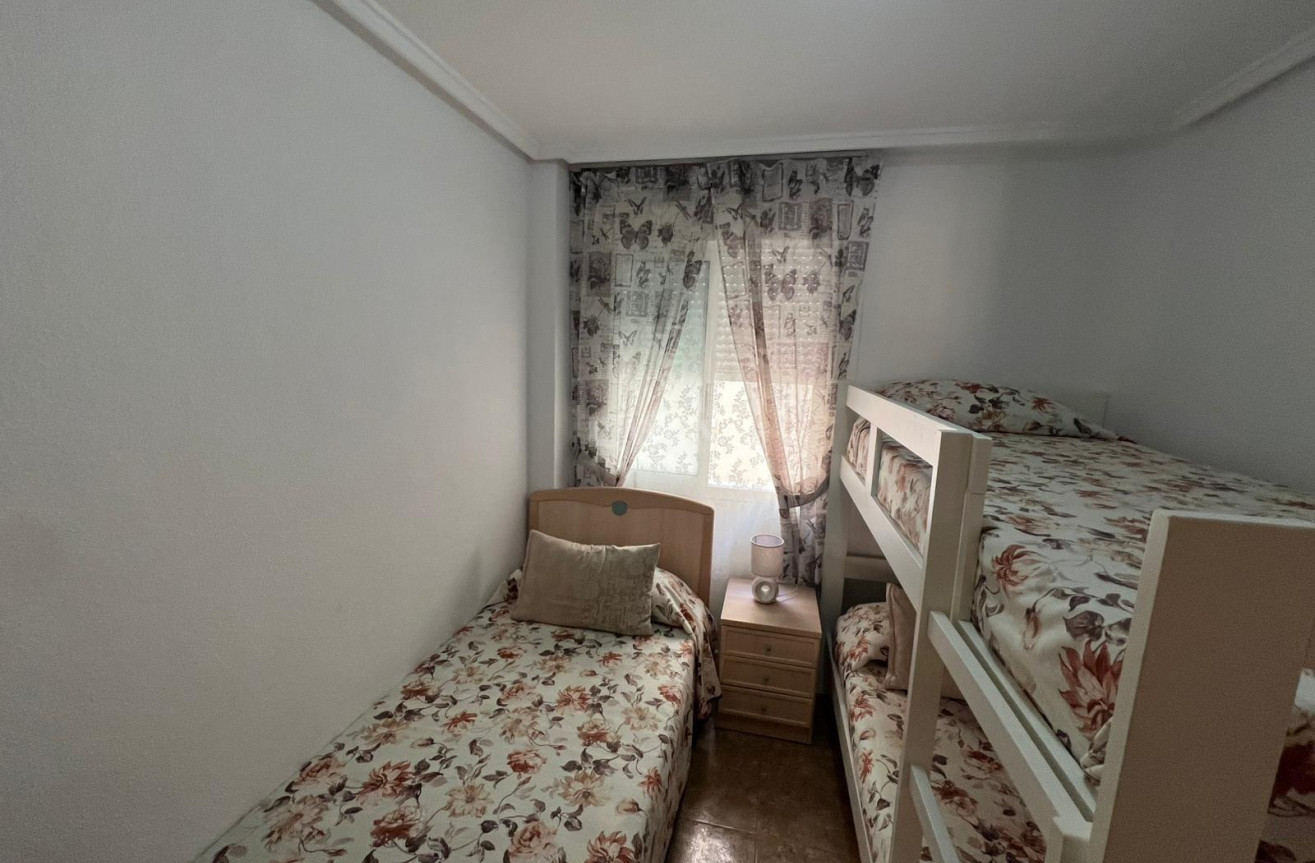 Odsprzedaż - Mieszkanie w bloku - Torrevieja - Playa de los Locos