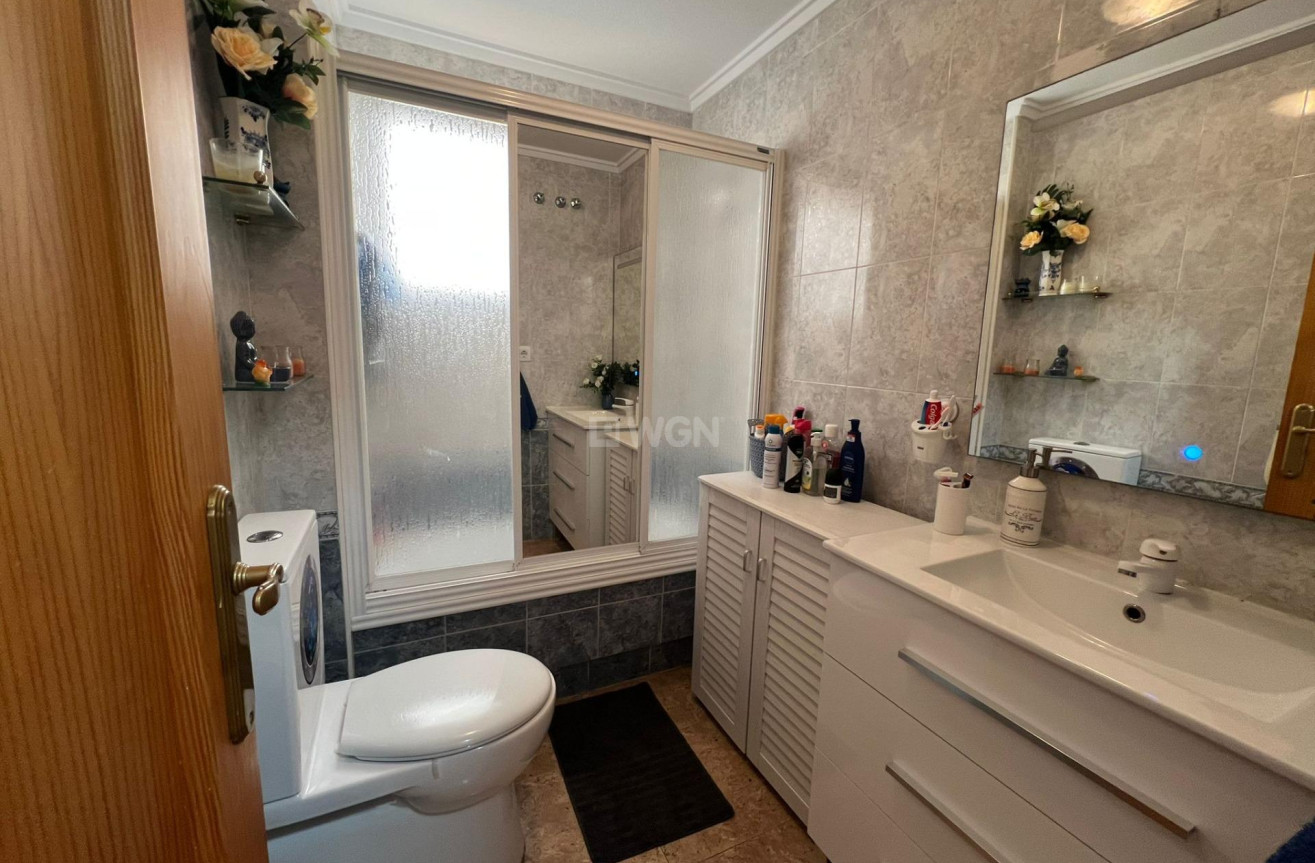 Odsprzedaż - Mieszkanie w bloku - Torrevieja - Playa de los Locos