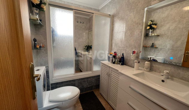 Odsprzedaż - Mieszkanie w bloku - Torrevieja - Playa de los Locos