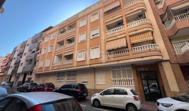 Odsprzedaż - Mieszkanie w bloku - Torrevieja - Playa de los Locos